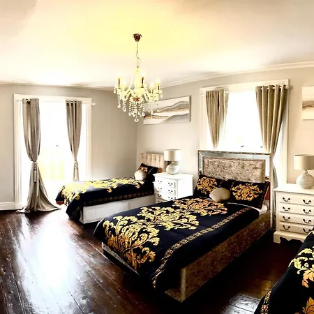 Skryne Castle Kır Evi *